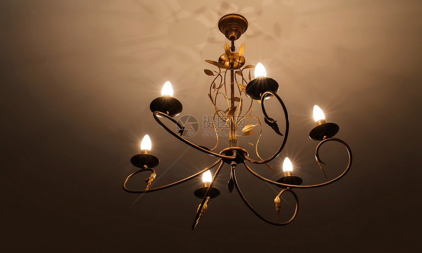 现代吊灯是一种环形装饰灯具设计在天花板或墙壁上架设图片