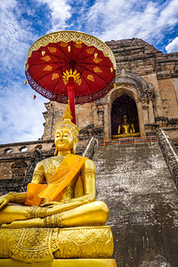 暹罗莲寺泰国清迈的金佛陀华切迪琅寺大佛塔泰国清迈柴地琅寺大佛塔金佛背景