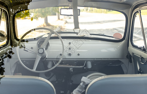 白色方向盘透过窗口观看随车旅行概念背景图片