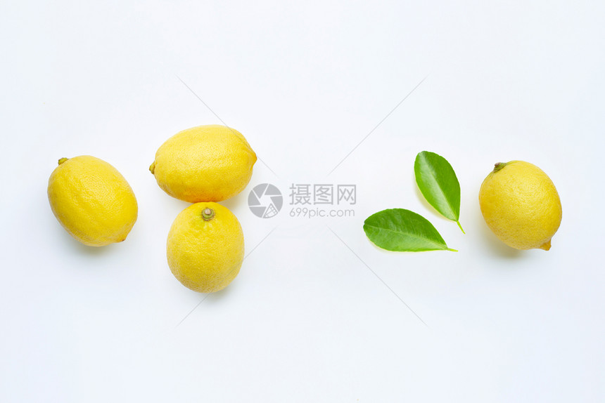 由白色背景的新鲜柠檬制成架子图片