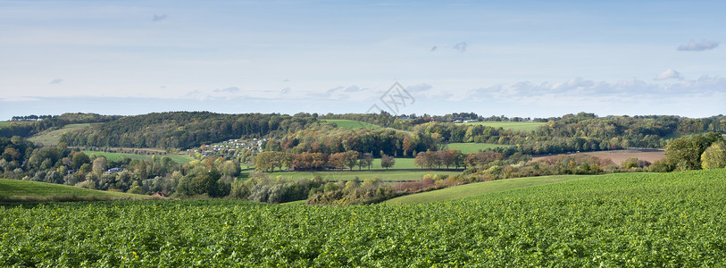 秋天风景与田地和南林堡蓝天空在下靠近瓦尔肯堡的南林图片