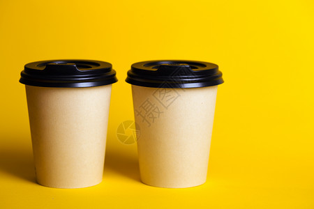 去喝咖啡纸杯和黄色背景的咖啡图片