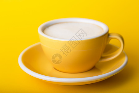 广告卡布奇诺黄底面有羊角包的黄咖啡杯卡布奇诺背景