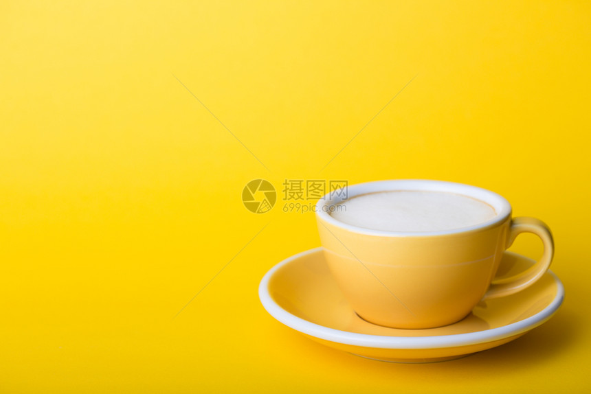 黄底面有羊角包的黄咖啡杯卡布奇诺图片