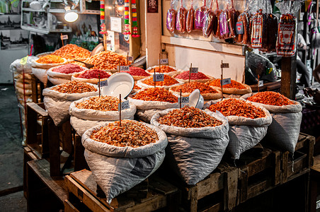 2019年月24日黑市街头小贩卖干海鲜和虾图片