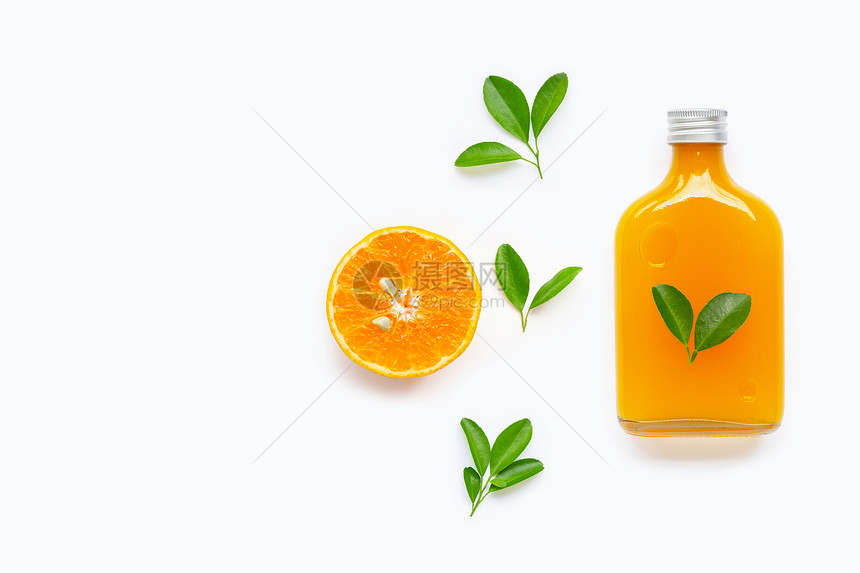 白色背景上含橙子果的新鲜汁复制空格图片