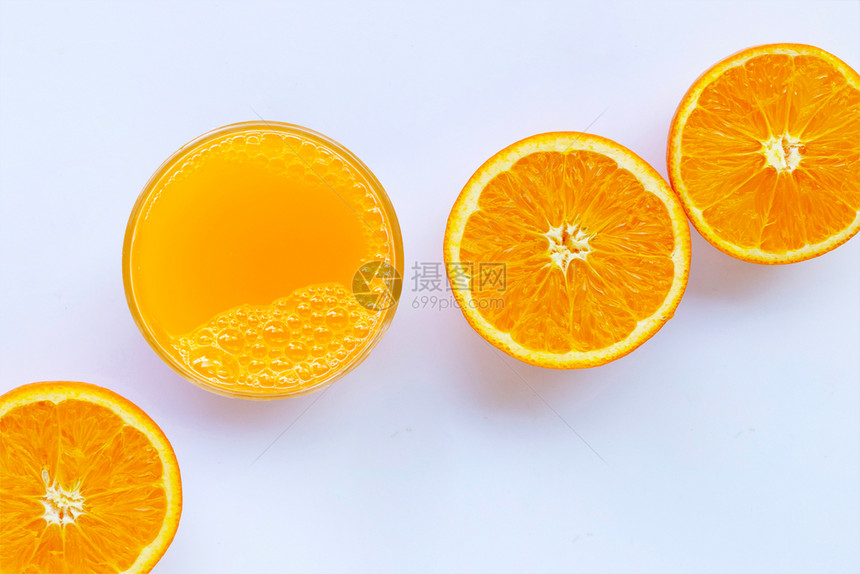 白色背景上含橙子果的新鲜汁复制空格图片