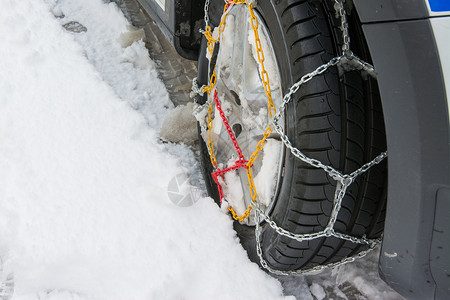 冬季雪天带链的轮胎图片