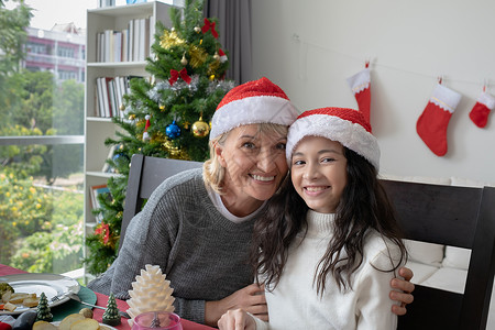 欢乐家庭肖像祖母微笑和拥抱女儿庆祝圣诞节当天一起庆祝图片