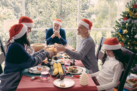 圣诞节快乐的大家庭聚会图片