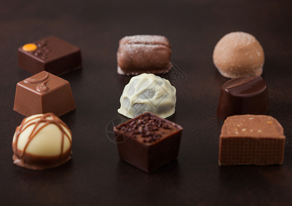 棕色背景的巧克力糖果图片