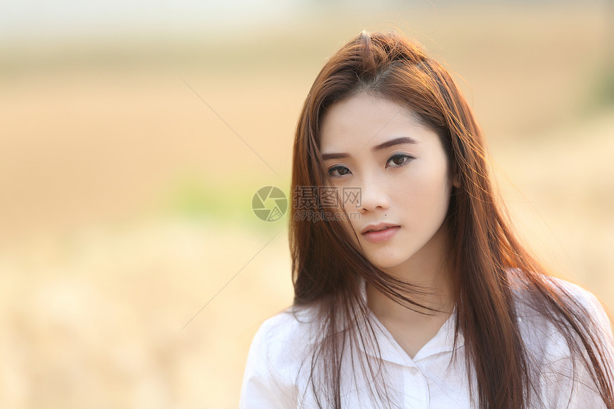 小麦田的亚洲女孩图片