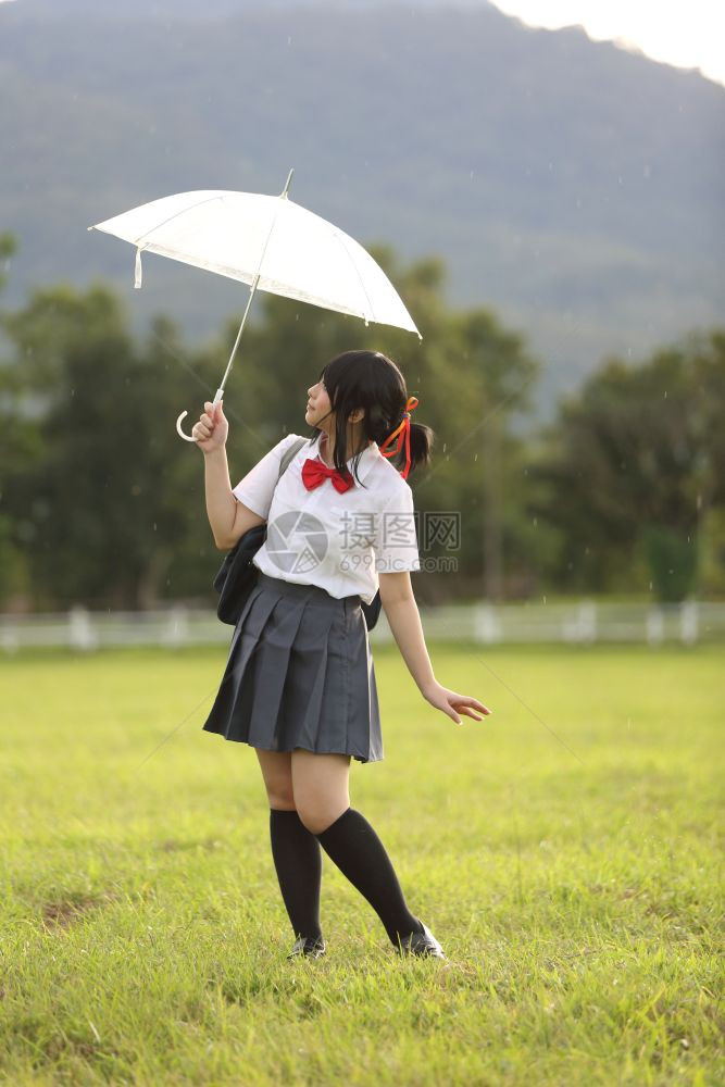 有雨伞的学校农村有草山和树图片