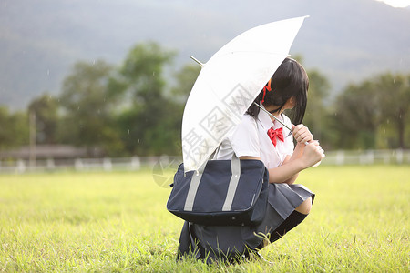 有雨伞的学校农村有草山和树图片