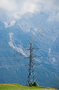 山上的电线塔背景图片