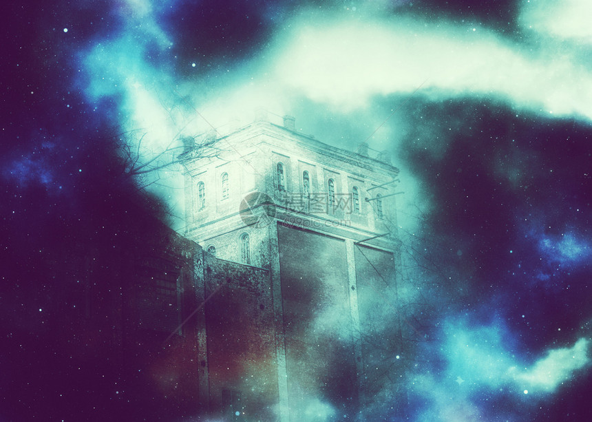 古老的砖塔夜幕充满幻想的星雾背景图片