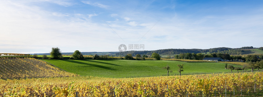 秋天阳光明媚南部林堡杜奇省的秋天风景与乡村图片