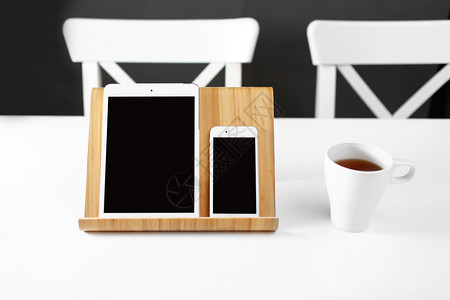 办公室白片和桌台的智能手机工作场所茶杯白片和桌办公室台的智能手机背景图片
