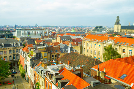 旧城楼层的空中观察红砖屋顶和现代城市风景底贝图片