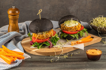 美味的烤蔬菜汉堡和鸡豆蔬菜黑面包上的蔬菜木本底黑面包背景图片
