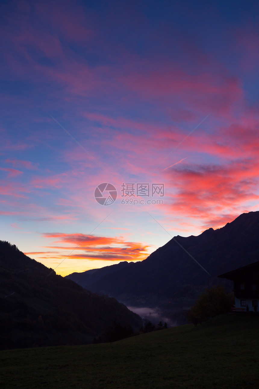 美丽的风景明亮日出在奥斯特里亚山中图片