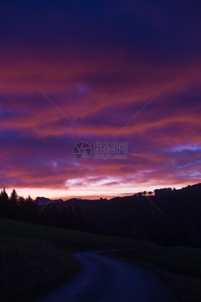 美丽的风景明亮日出在奥斯特里亚山中图片