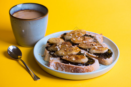 美味的法国早餐土司加巧克力和黄底煎香蕉图片