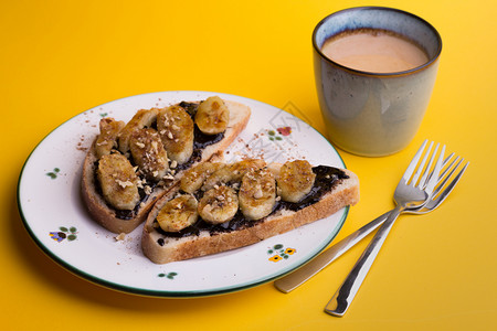 美味的法国早餐土司加巧克力和黄底煎香蕉图片