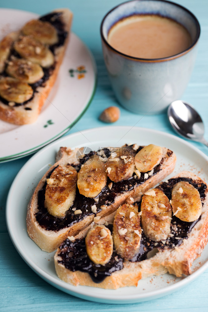 美味的法国早餐面包加巧克力和炸香蕉图片