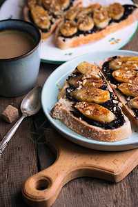 美味的法国早餐面包加巧克力和木本底炸香蕉图片
