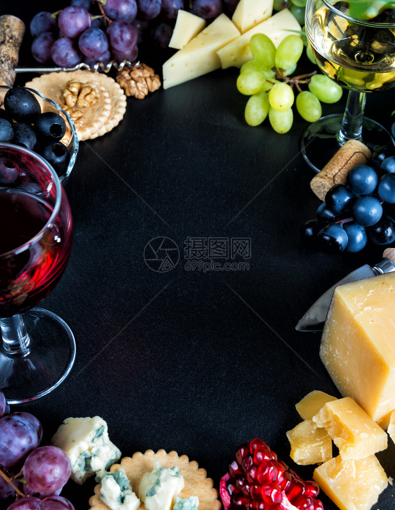 以黑背景边界形式安排的葡萄酒和小吃图片
