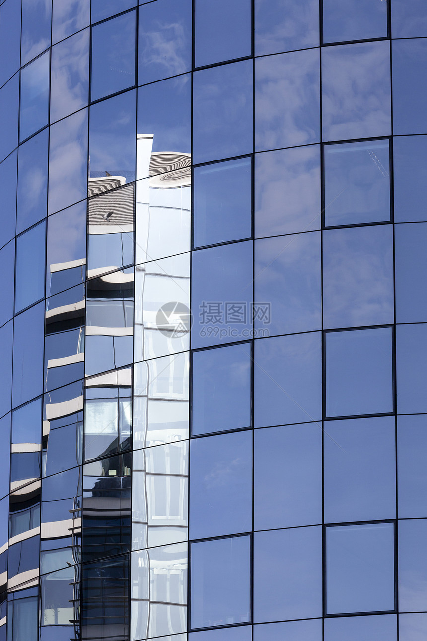现代办公大楼的玻璃面罩图片