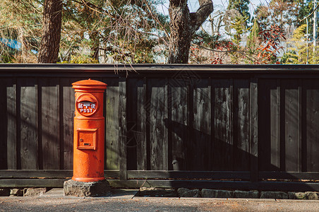 信箱设计素材2018kaunotejpn红色古老的日本邮信箱和黑木墙位于Tohku地区的Kanote老武士城镇Akita背景