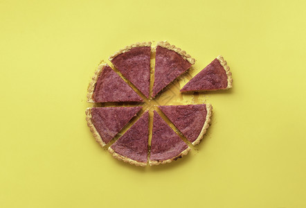 粉红派切成莓卷一片切成红莓卷一片切成黄底平整一片美味的浆果馅饼感恩的粉红派背景图片