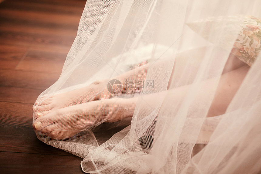 新娘上午准备在木制地板上戴白面纱的新娘双腿在木制地板上戴白面纱的新娘上午准备在木制地板上戴白面纱的新娘双腿图片