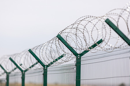 用铁丝网限制自由监狱围栏禁区安全概念禁止令高清图片