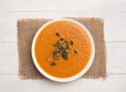 番茄奶油汤配有南瓜种子和木本底饼干图片