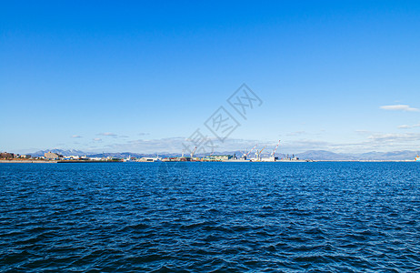 2018hakotejpnhkote蓝色港口湾和工业有大型起重机和船山背景远视背景图片