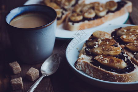 美味的法国早餐面包加巧克力和木本底炸香蕉图片