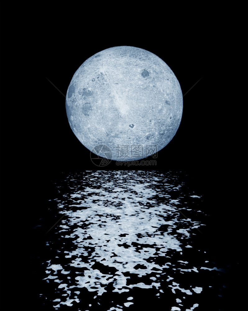 黑色背景上孤立的满月反射在一面有小波浪的镜水上图片