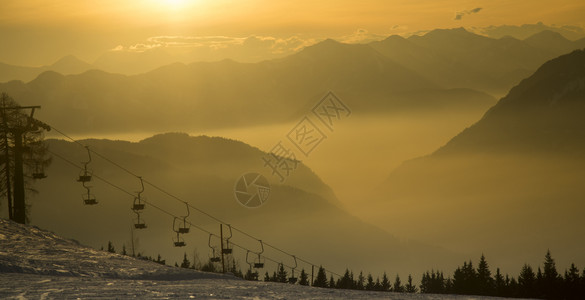 山上日落冬天风景图片