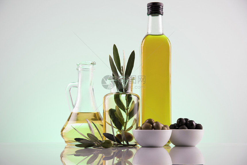 橄榄油枝和食用油图片