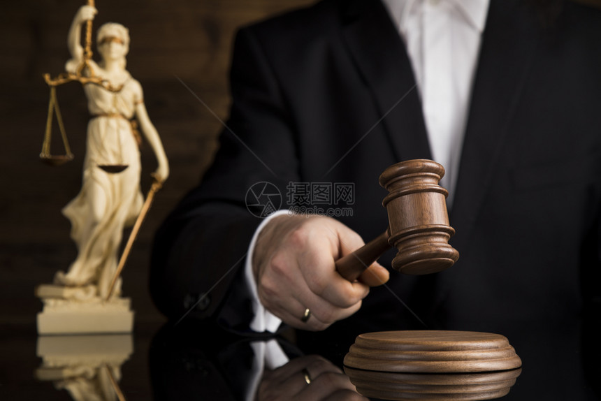 司法公正和律概念审判室的男法官图片