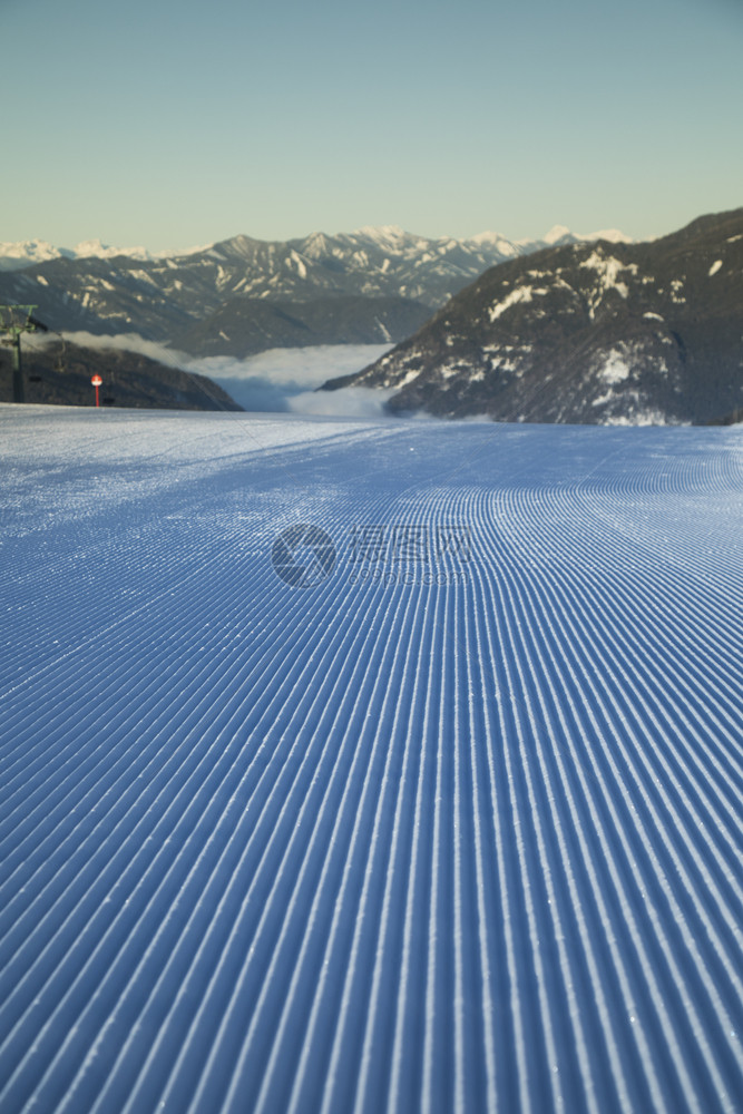冬季山脉全景和滑雪斜坡图片