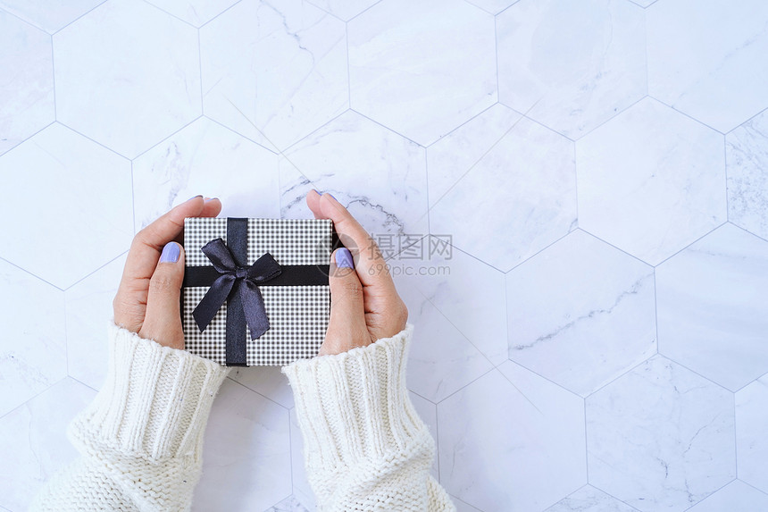 新年庆典或圣诞节的礼物盒放在白大理石背景上假日概念图片