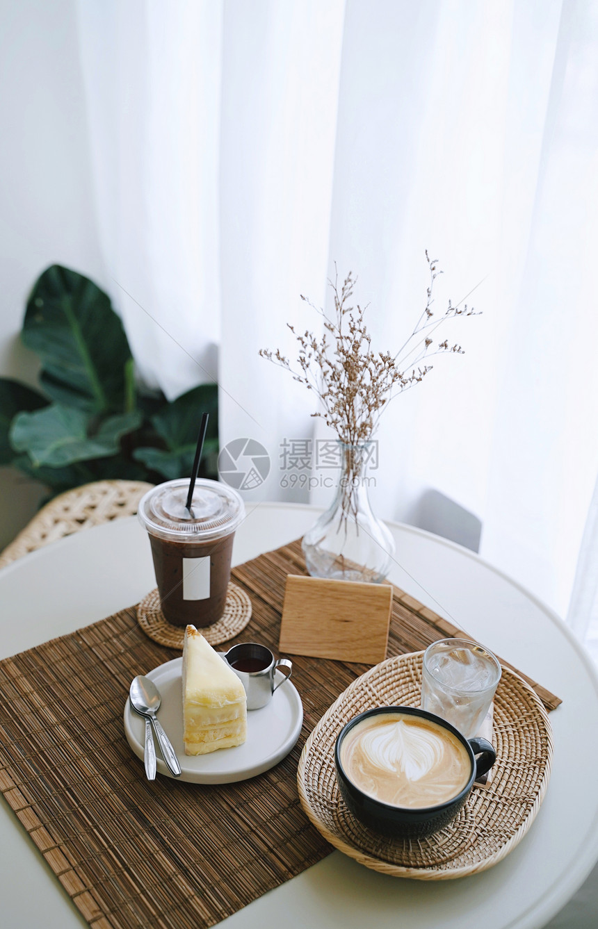 咖啡桌冰和热咖啡饮料桌上有美味的蛋糕咖啡厅风格简便最起码时髦餐桌上有美味的蛋糕图片