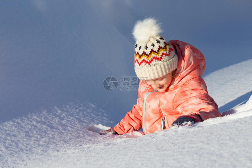 女孩在雪地里玩耍图片