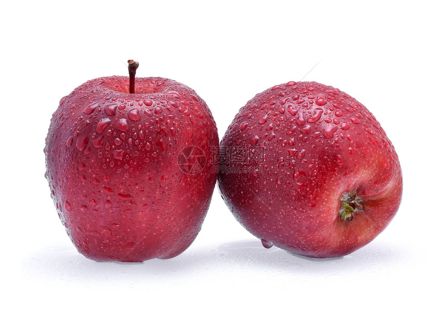 红色苹果白背景上隔着一滴水图片