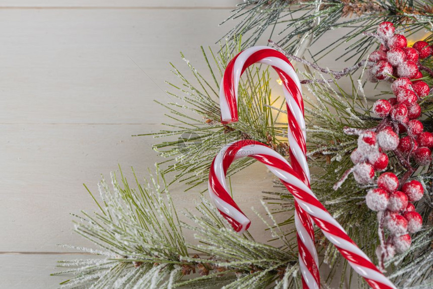 明的圣诞节或新年木背景包括fir树枝圣诞节装饰糖果复制空间上面的视图图片