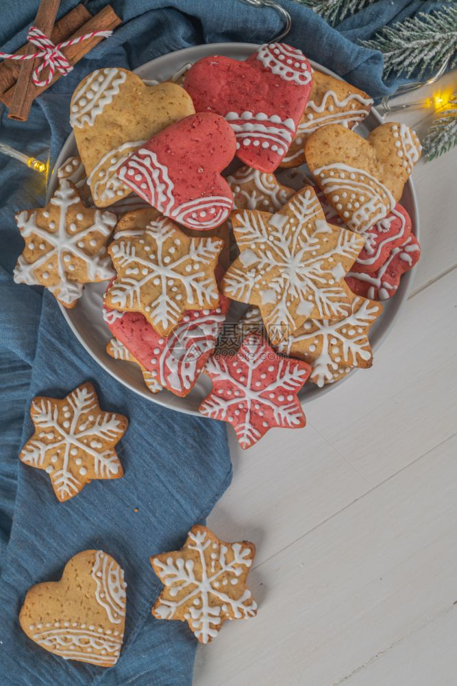 新年或明月的木背景包括圆形树枝圣诞装饰节姜面包饼干圣诞节糖果复制空间从上方查看图片